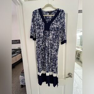 Simply Vera Vera Wang Black and White V-Neck Cuffed Sleeve Dress